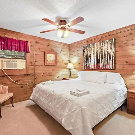 Classic Log Cabin With Fireplace On Quiet River Blowing Rock Exterior foto