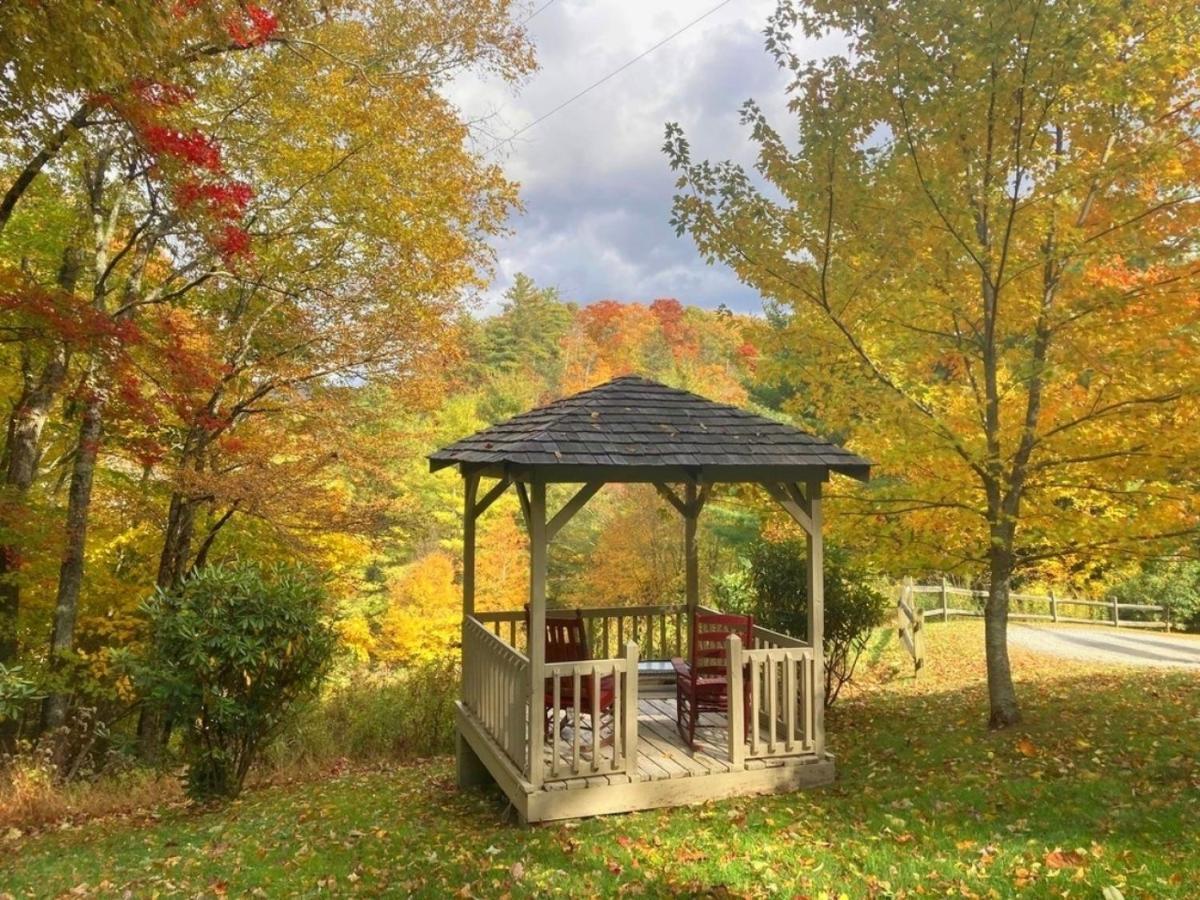 Classic Log Cabin With Fireplace On Quiet River Blowing Rock Exterior foto