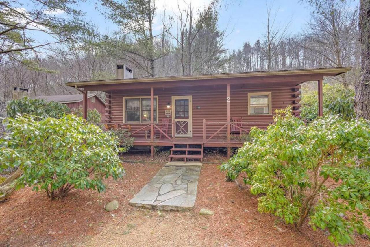 Classic Log Cabin With Fireplace On Quiet River Blowing Rock Exterior foto